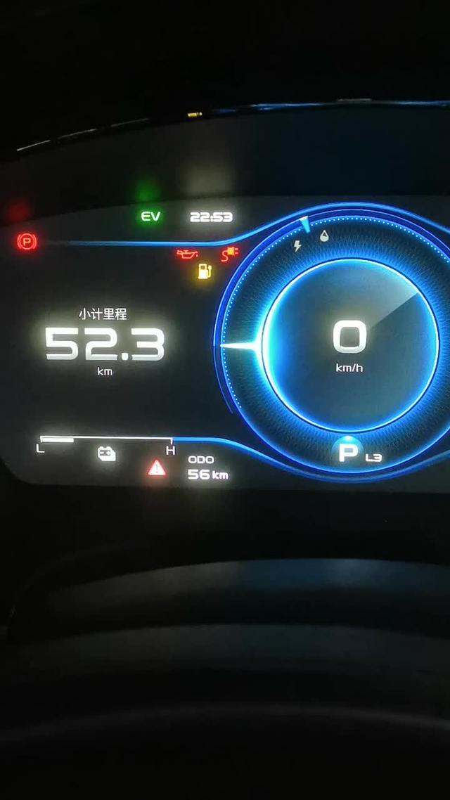 博瑞epro 新车怎么会机油压力警示，蓄电池下面也有个感叹号，发动机也亮黄灯，请老司机帮我解释一下，谢谢！