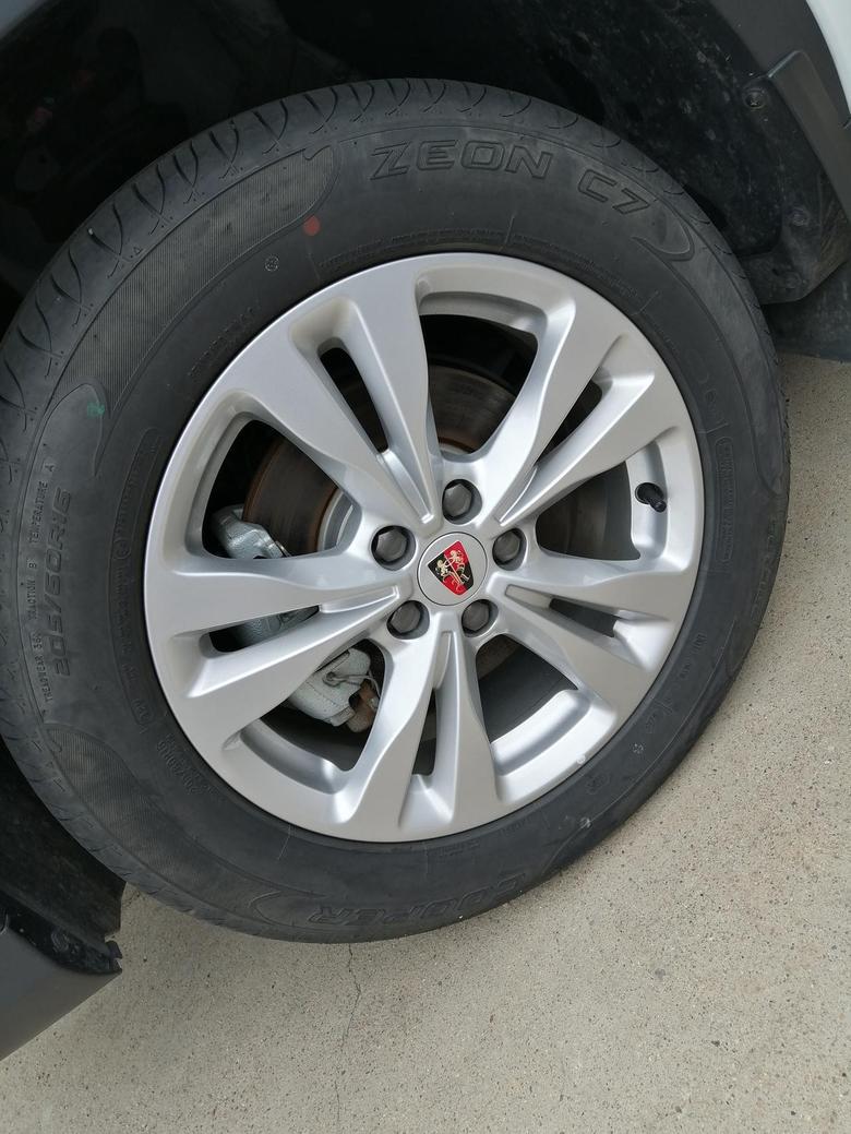 荣威RX32018款购车1年9个月口碑评价:现在用的还不错两年了也没有什么毛病就是我的轮胎老是刮坏第一年坏了一条前几天又发现有一条刮一个口子