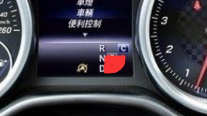 奔驰gle amg 請問GLE43AMGcoupe行進中出現紅色標誌，扇形1/4圓～這代表什麼意思