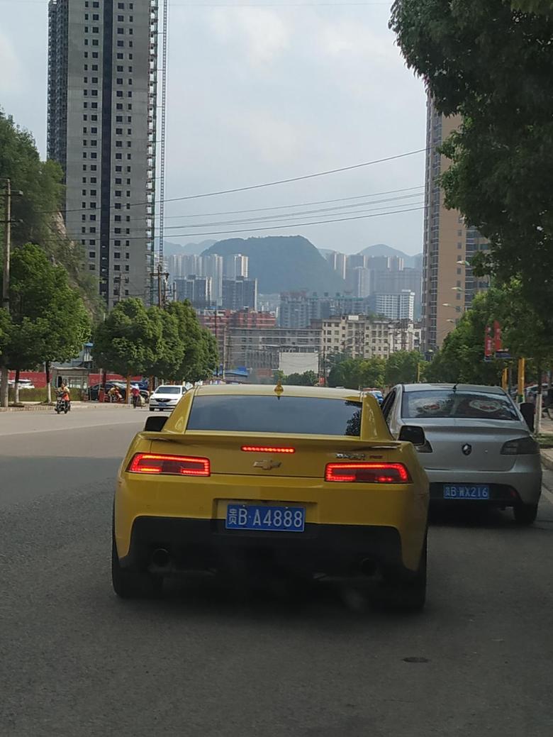 科迈罗 雪佛兰标志边上还有中文“五菱之光”这什么车?有知道的大神吗?