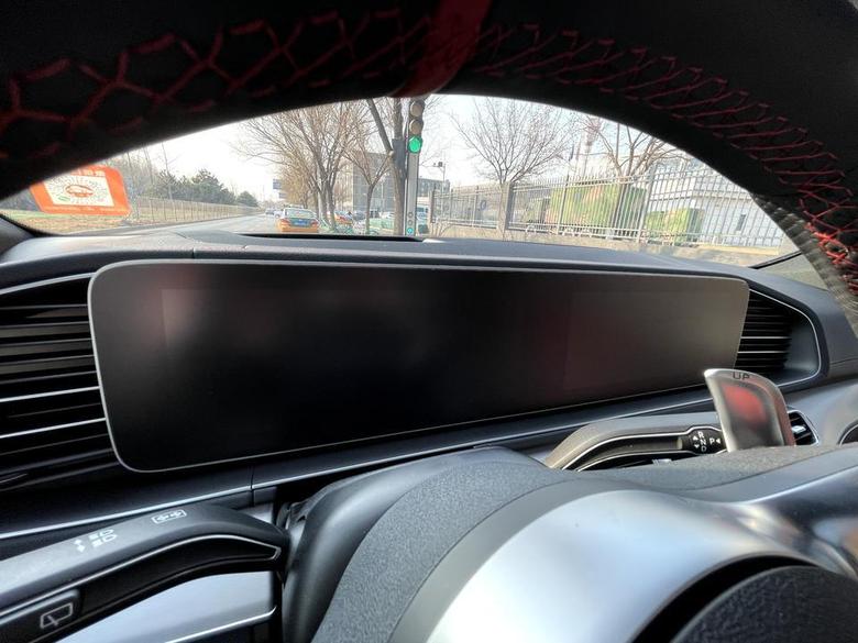 奔驰gle amg 屏幕贴个膜质感还是相当不错的，不会有指纹也不反光，显示和操作效果也不受影响，还能保护屏幕