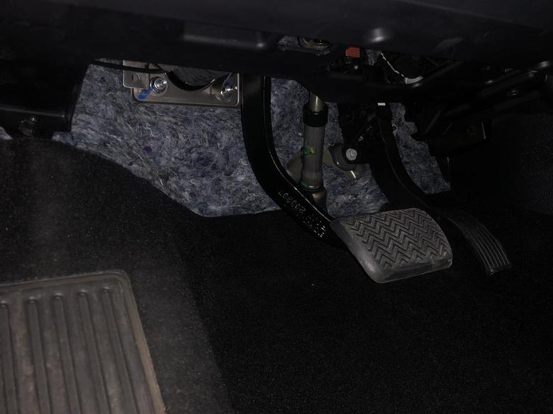 秦pro dm 驾驶位的隔音棉都露了出来，其他车友也是这样的吗？买的脚垫也是遮不住那么里面的