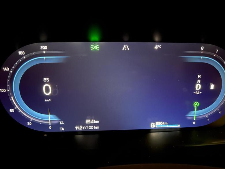 沃尔沃v90 这么大个屏幕中间愣是啥也没有，不觉得尴尬吗？放个时间显示不香吗？整个驾驶员屏幕没有时间显示。每次都要去中控屏的右上角看那个小字。这容易分神，不符合沃尔沃安全第一的定位。而且驾驶员屏幕切换的地图跟中控屏的导航地图重复了，实在不知道有啥用。