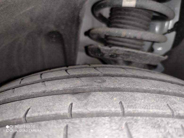 探岳gte 新车2000公里，轮胎被修路的钢板干了一个坑，只换一个轮胎可以不？另外问下，这个原装轮胎是固特异具体哪个系列的呢？
