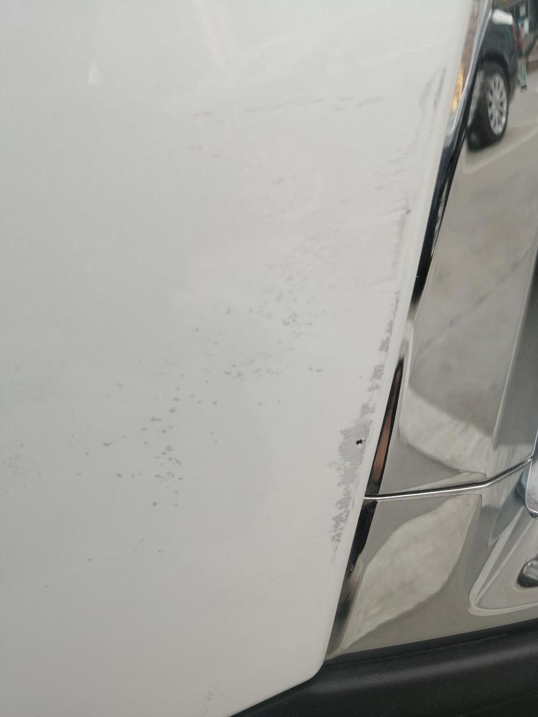 奕炫gs 车子停在车位上，居然也能蹭住。不过这车漆也太薄了点吧！都能看到里面的铁板了，这种情况自己可以补漆吗？