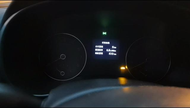 起亚kx5 2016款kx5启动自检显示三个故障，在车辆驻车制动的时候时速表自己在动。谁遇过这种情况？