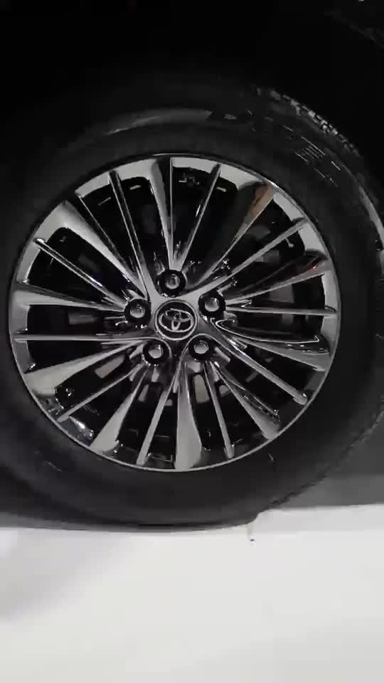 威尔法 内饰还是丰田的造型，没啥区别，轮毂非常厚重，舒适度毋庸置疑，