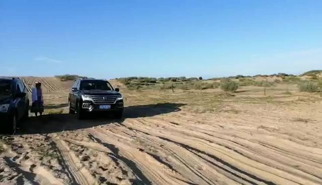 荣威rx8 RX8素车沙漠冲大坡，表现不错，实力不俗。