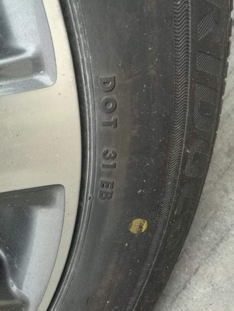 荣威rx8 为什么我的车轮胎生产日期只有两个数字，后面是字母？新车RX8两驱，普利斯通的轮胎