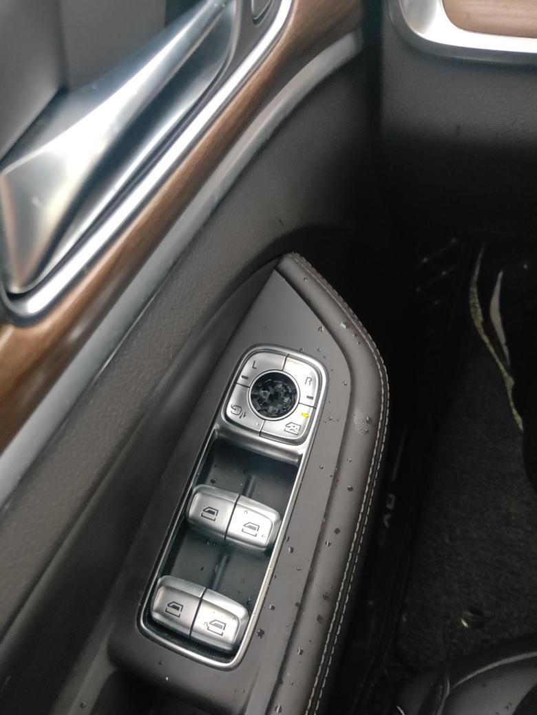 荣威rx8 左前门后视镜调节按钮脱胶，不知道什么时候掉了，这个在售后范围内吗？