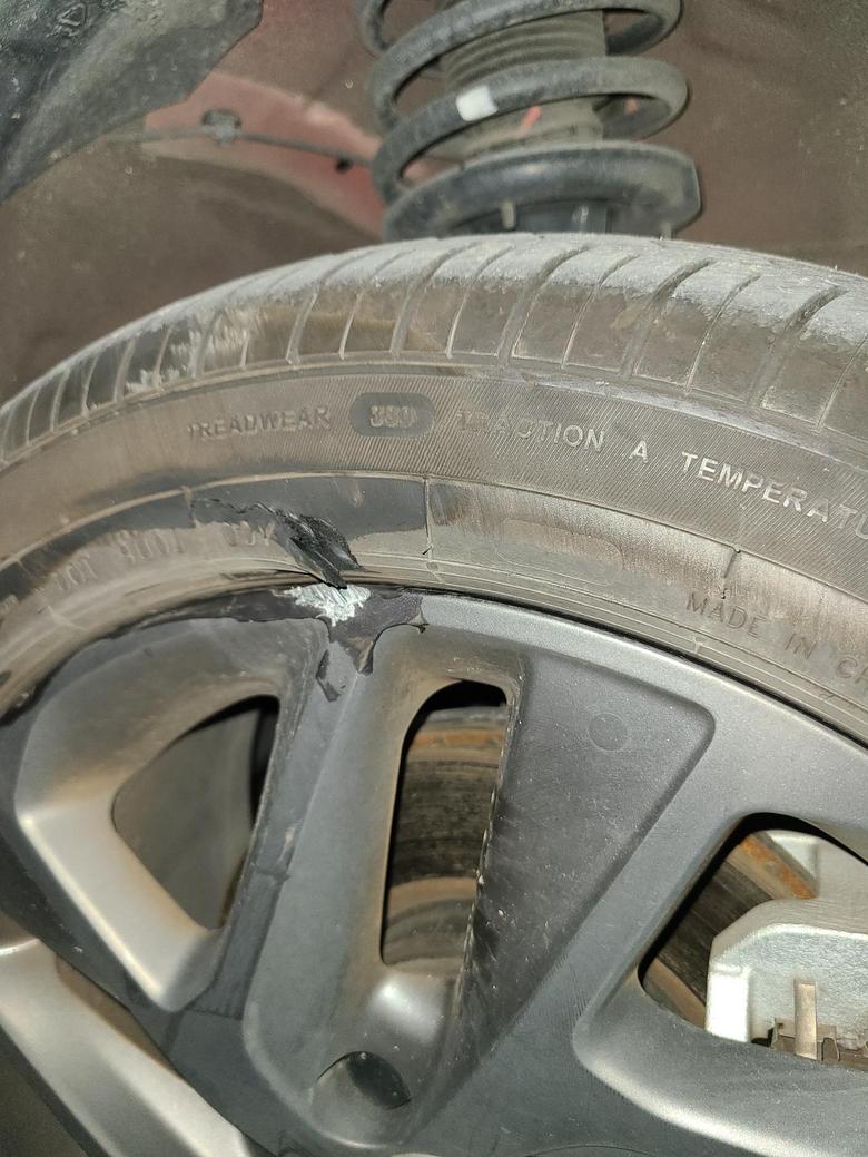 秦ev 开车刮到马路牙子把轮胎也刮了，不知道要不要换个新的有没有啥风险