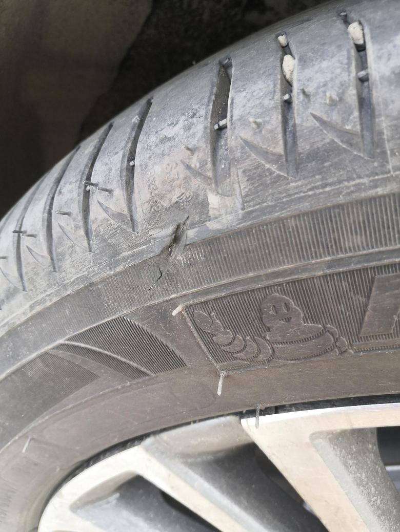 荣威i6 新车才2300多公里，轮胎刮伤成这样影不影响驾驶？