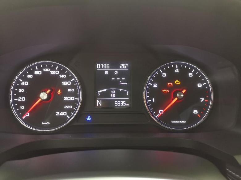 荣威i6 汽车在只通电不启动的情况下，发动机、电池、燃油故障灯会亮起，但启动发动机后就消失，这样正常吗？