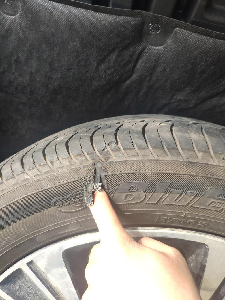 奕歌 高速上轮胎让钢筋怼个大窟窿，右后轮。啥感觉没有，稳的一比。