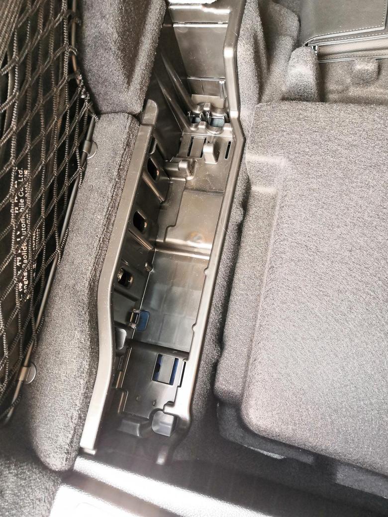 奔驰glc amg 刚提的GLC63，发现后备箱这块是空的，啥也没有，想问下各位车友原本就这样的吗，还是4S漏给我东西了？