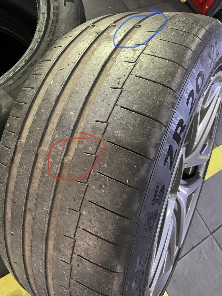 奔驰glc amg 下图中红色圈内的是轮胎磨损标志吧，那蓝色圈中的是什么标志？（胎是马牌CSC6）另外我的两个前胎1万5千公里就磨损这样了，反而后轮胎磨损相对好些。这车不是应该偏后驱么？为什么前轮胎磨损更快？（下赛道从未用过这台车）