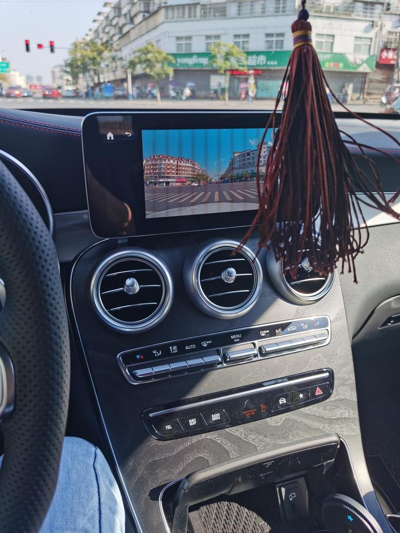 奔驰glc amg 请教大神，车辆等红灯停车后显示这个界面（听歌的界面，自动跳转了）是啥功能可以取消吗？车型glc43，有选装行车记录仪套餐。