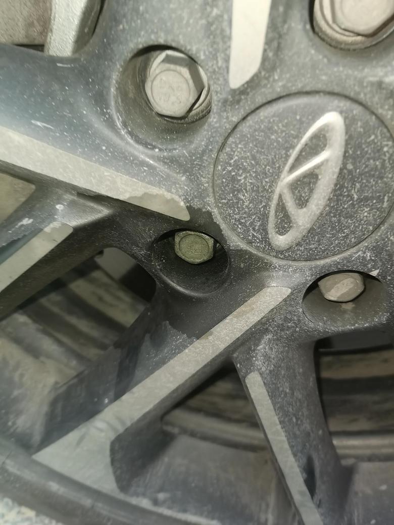 艾瑞泽gx 轮胎外侧螺丝漏油是什么原因？