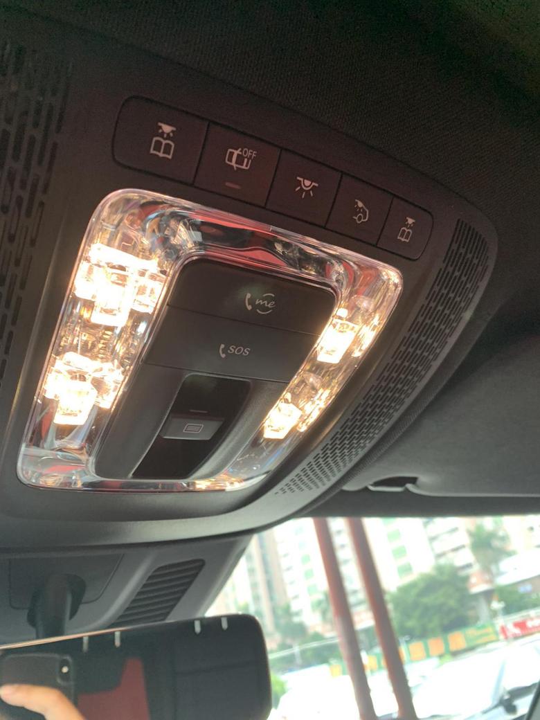 奔驰glb amg 问一下车友们，这个灯怎么关掉的！还有那个氛围灯白天时能关掉吗？
