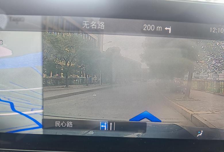 奔驰glb amg 行车记录仪像素超级差，摄像头里面有水雾看不清