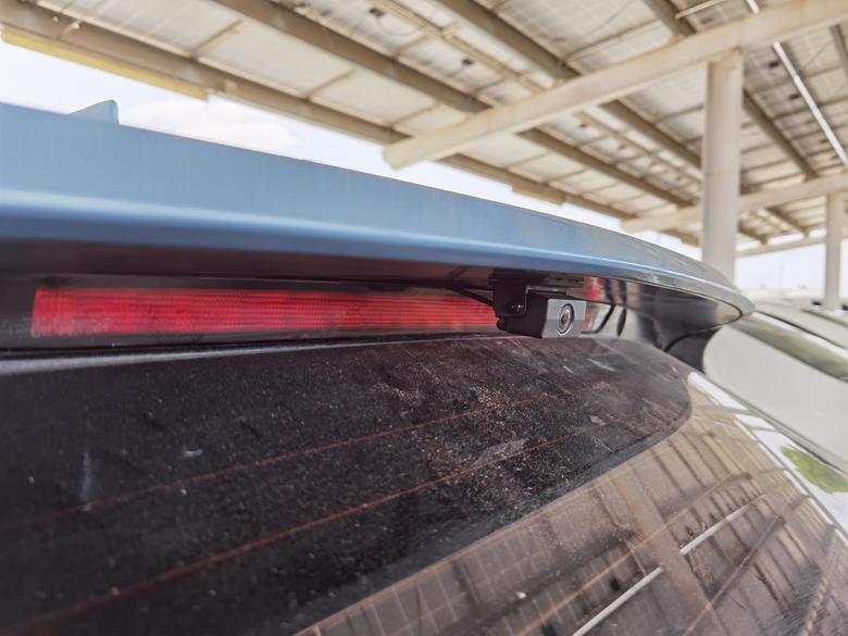 微蓝6 phev 装的海康威视m1，镜头可以在车内电动调节角度，要是有个倒车辅助线都能当倒车影像用了一下从原本一车道变成6车道，线是在刹车灯上挤出来的，顺着左侧顶棚走到A柱