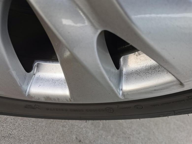 力狮轮毂刹车粉尘能腐蚀轮毂吗？我的车才用半年轮毂上就有了小黑点，问下其他车友有类似情况吗。哪位大神给解释一下为什么发生这个，如何解决。