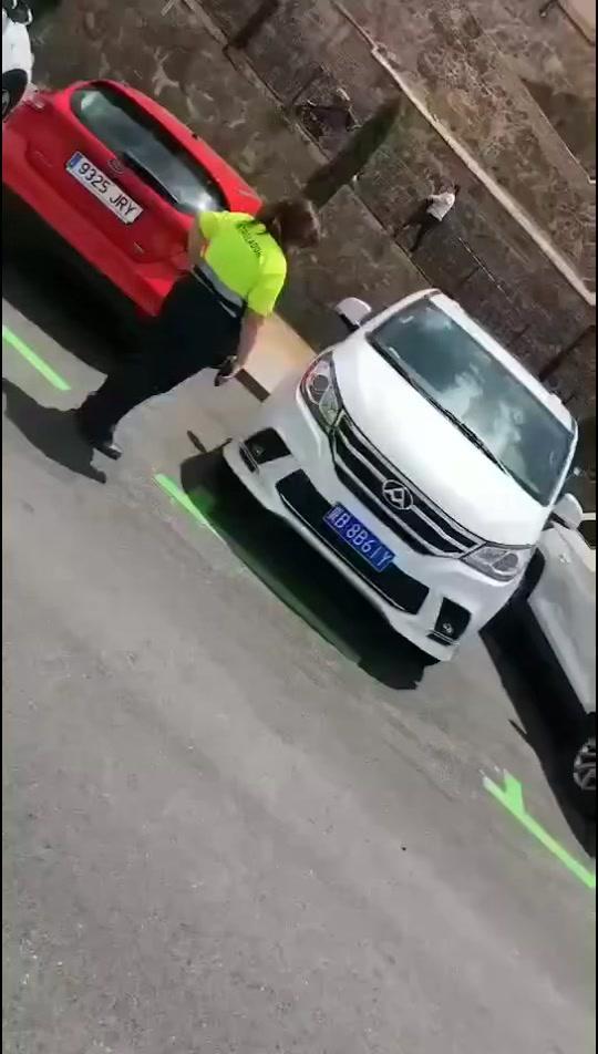 上汽大通maxus g10 中国河北私家车在西班牙停车超时，警察看了看这车牌都蒙圈了不知道怎么开罚单