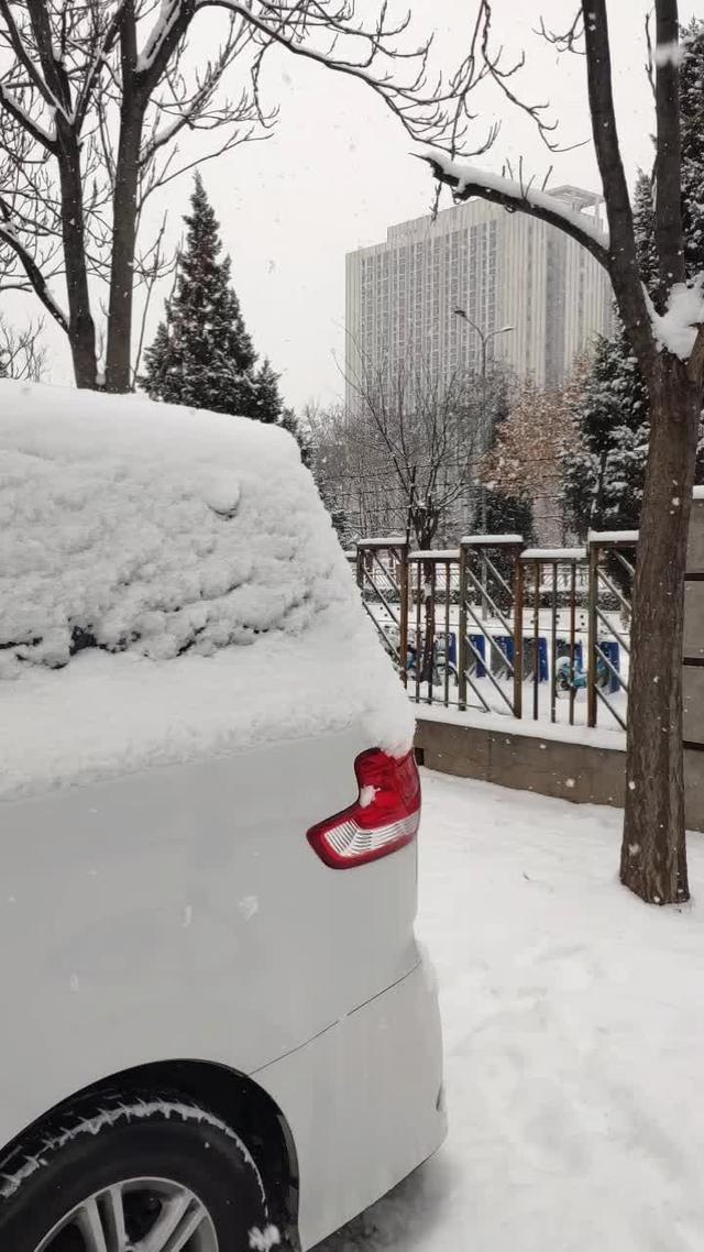 上汽大通maxus g10 冬天下雪，密封胶条经常被冻住导致车门打不开。用毛巾蘸温水反复擦拭车门边缘，化开胶条中冰即可
