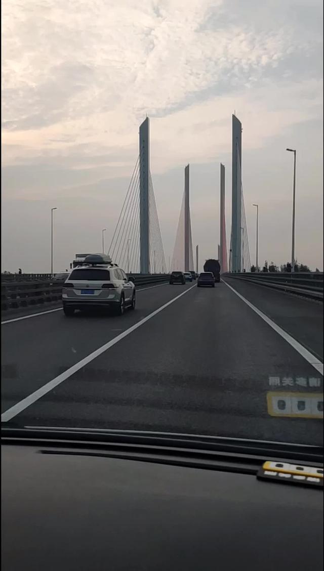 上汽大通maxus g10 国庆第一天，自驾出行，经过滨州黄河大桥，黄河水面还是挺宽阔的，还算壮观吧