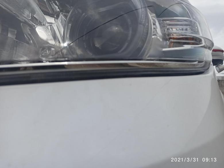 长安欧尚x70a 买车将近两年，发现X70a前保险杠与大灯之间的缝隙比较大，仔细观察发现大灯和保险杠之间的距离相差非常大，和买的时候没有什么缝隙，到现在已经可以塞进一个小拇指。不知道有没有车友遇到过同样的问题。