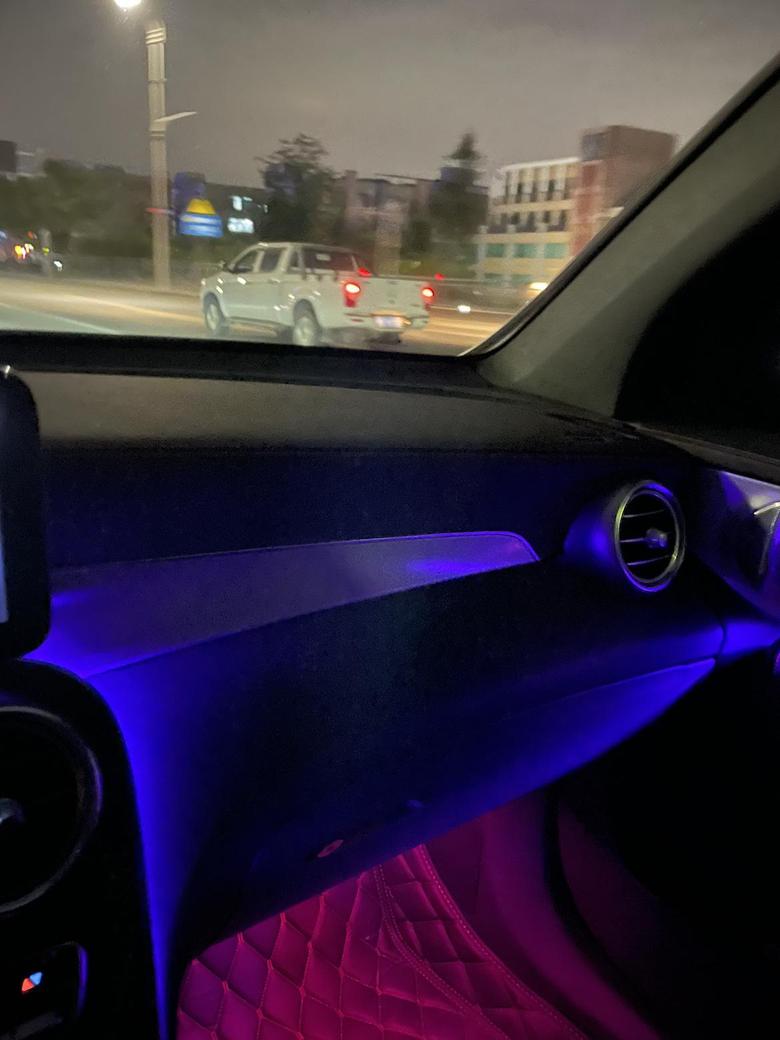 奔驰glc轿跑 amg 请问你们买的车前面有氛围灯吗？