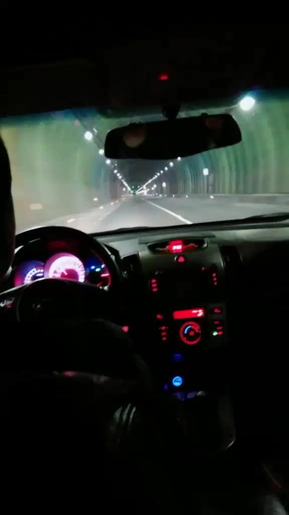 福瑞迪 高速路上的隧道全程4.5公里