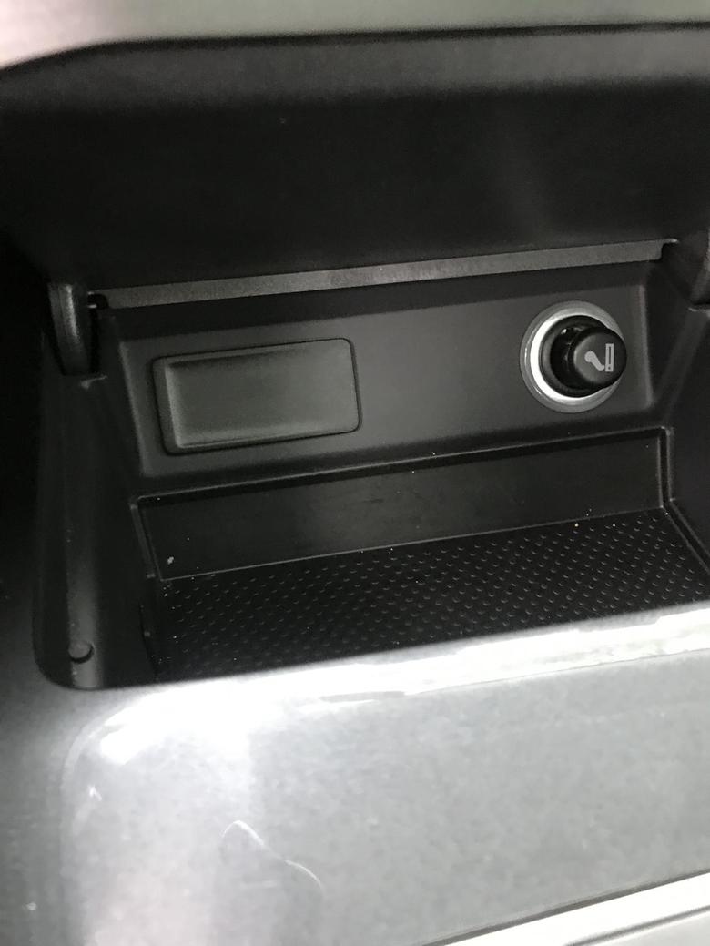 高尔夫·嘉旅 大家的车前排中控台，都没有USB插口吗？