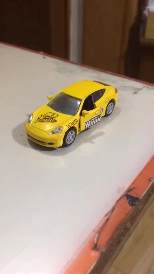 雪铁龙c3 xr-黄色的玩具车模，颜色醒目。