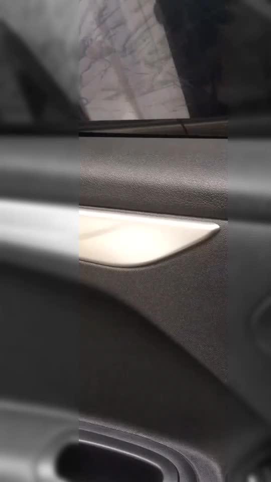 雪铁龙c3 xr 车门上的镀铬装饰条，与车门完美融合。