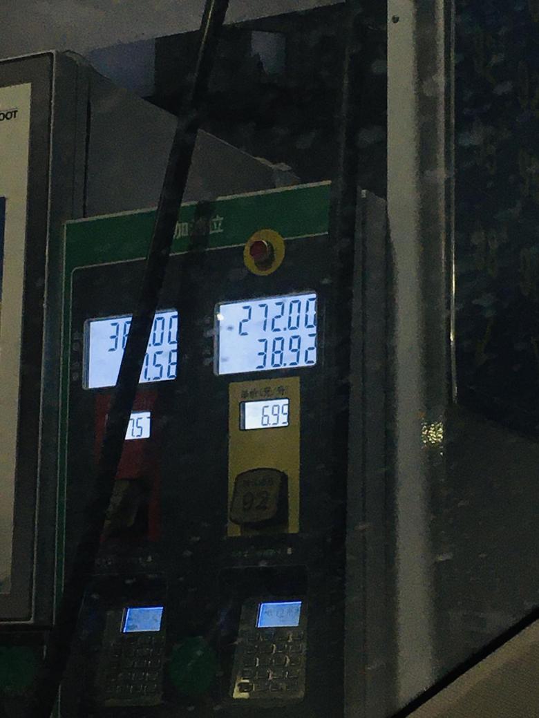 嘉际phev 插混的52L加满油到底有多少？到加油站，油箱提示剩余8%，跟小哥要求加满，跳枪后金额取了个整数，加油量为38.92L。如果按照52L油箱的8%计算应该剩余4.16L，可以再加47.84L，跟实际加油量查了8L，三百块的满减优惠券都没用上