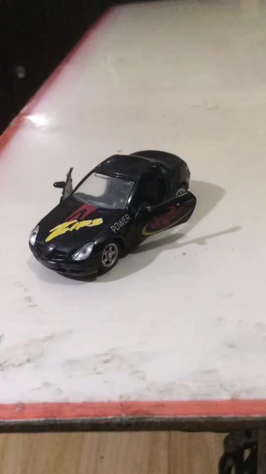 雪铁龙c3 xr 黑色的玩具车模型也是很耐看的。