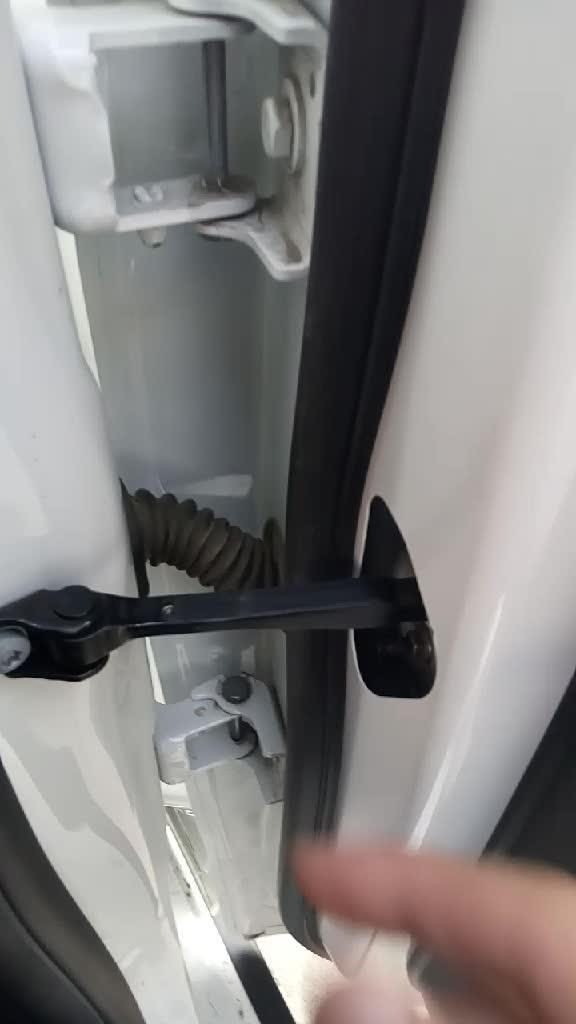 雪铁龙c3 xr 雪铁龙的车门上都有限位卡扣，防止车门张开角度过大造成危险。