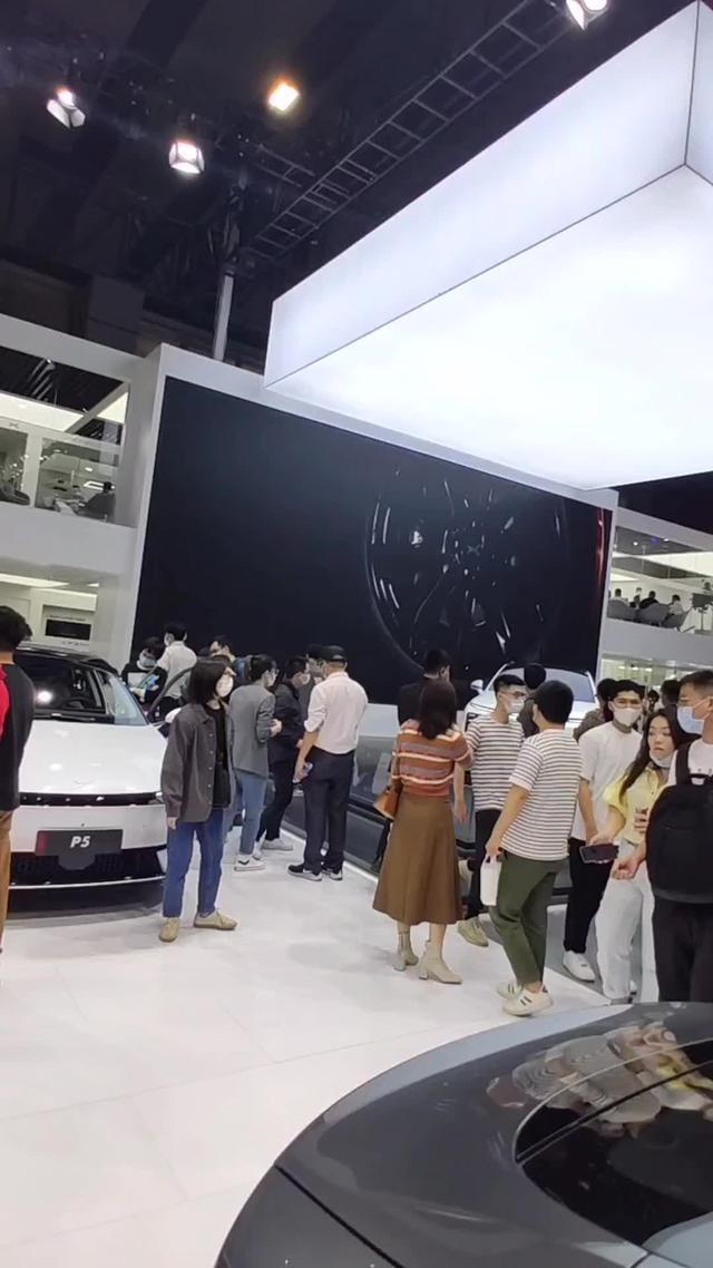 小鹏汽车g9 广州车展：G9被围着，不给靠近，玻璃全黑看不见里面的内饰等，看来还要大半年的逐渐解密，会很大的变化～