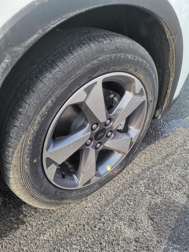 福克斯active 各位车友，轮胎撞爆胎了轮毂也损坏，这个换一套需要多少钱已经报保险了不知道怎么赔。