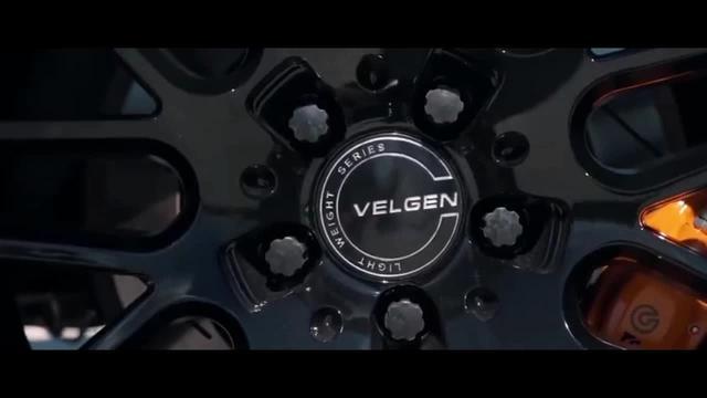 道奇挑战者VelgenSRT改装版搭载了一副6.2L的V8机械增压发动机，