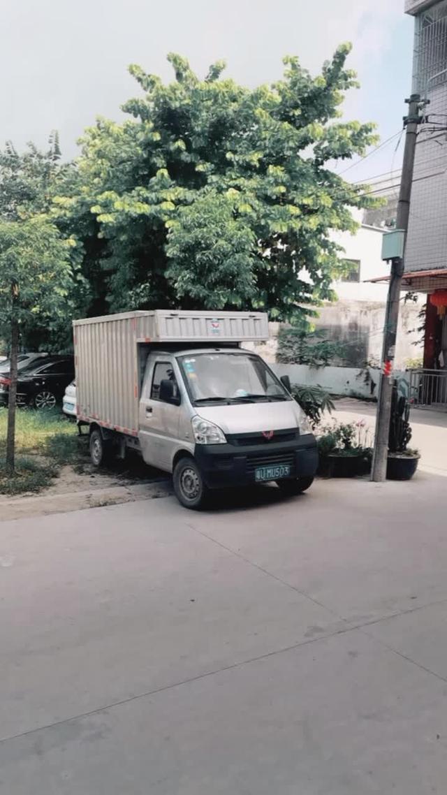 五菱荣光小卡 五菱箱式小货车。