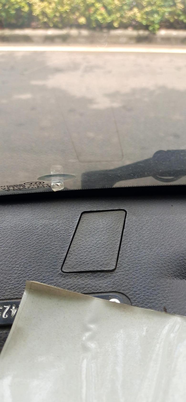 五菱荣光小卡，前挡风玻璃左下角有一个这个的方块，是干什么用的？？？