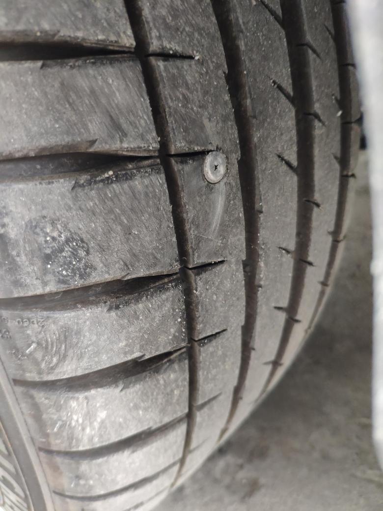 荣威erx5（混动） 提车才半个月不到，轮胎就扎了个钉子