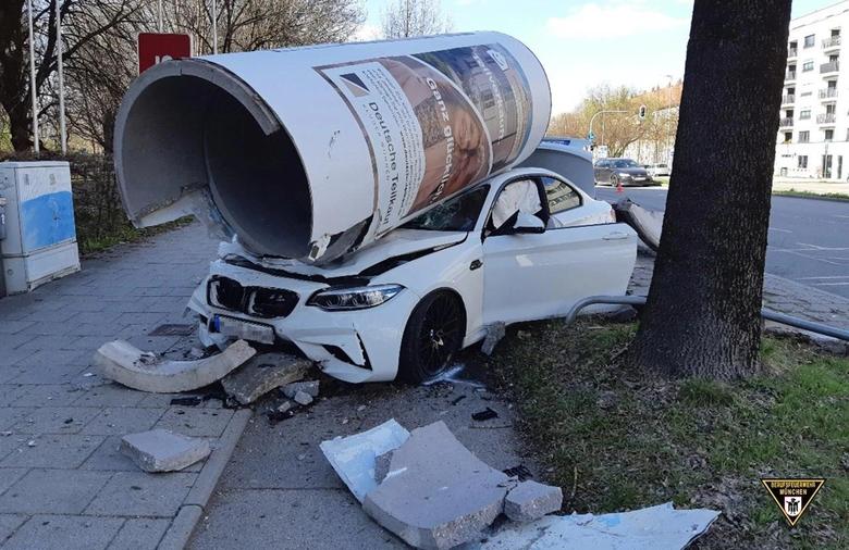 宝马m2 事故发生于慕尼黑，一位23岁的年轻司机驾驶BMWM2高速行驶时突然失控撞向路边的广告柱，结果柱子断裂，将车砸在下面。