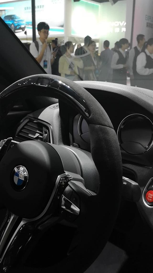 宝马m2 全新BMWM2雷霆版的多功能方向盘上为什么会有个小显示器？