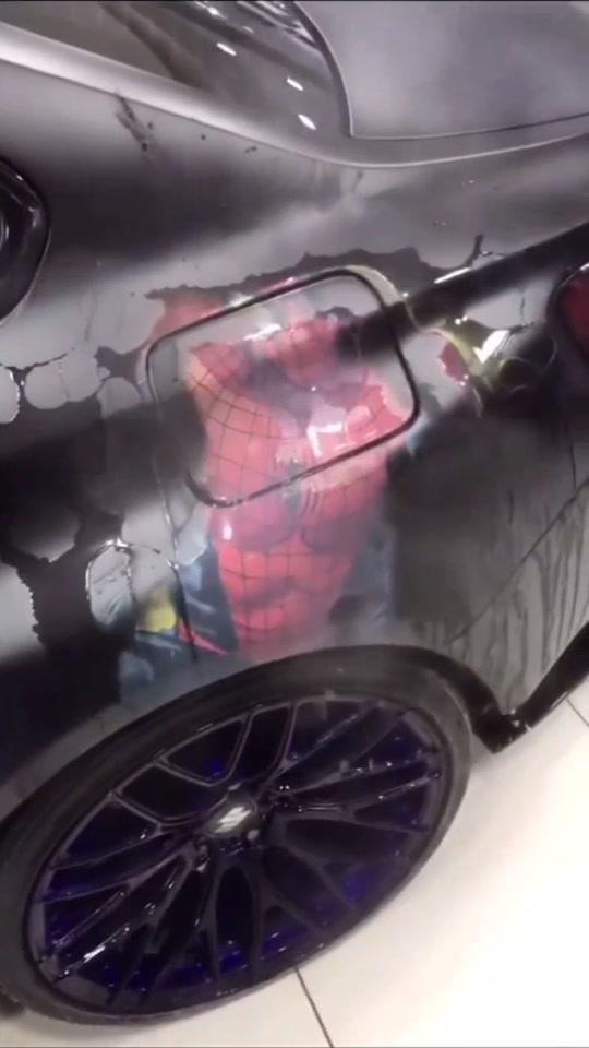 宝马m2 倒上热水会自动显形的蜘蛛侠，这也太酷了吧。