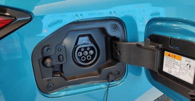 雷凌双擎E+，一款神奇的车，即使没有充电桩，车辆也可以以普通油电混动结构来运转，日常代步的综合油耗也大概能控制到4 5L/100km。提车的朋友可以一起谈谈驾驶感。