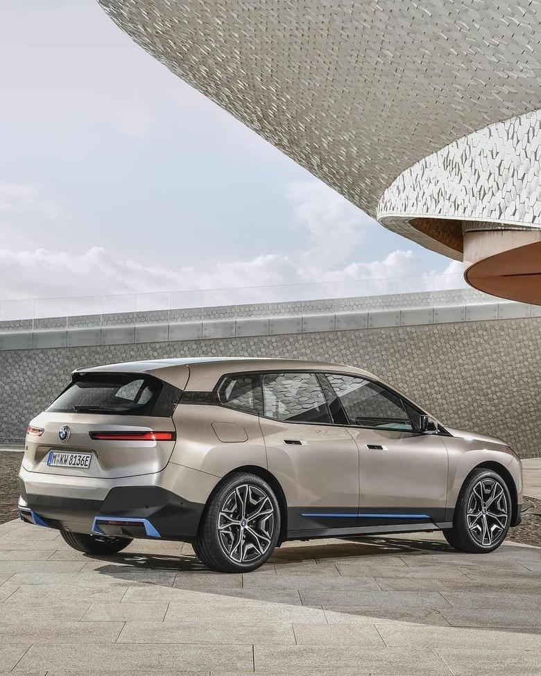 2022年宝马IX将成为宝马首款全电动SUV，距离300英里，马力500