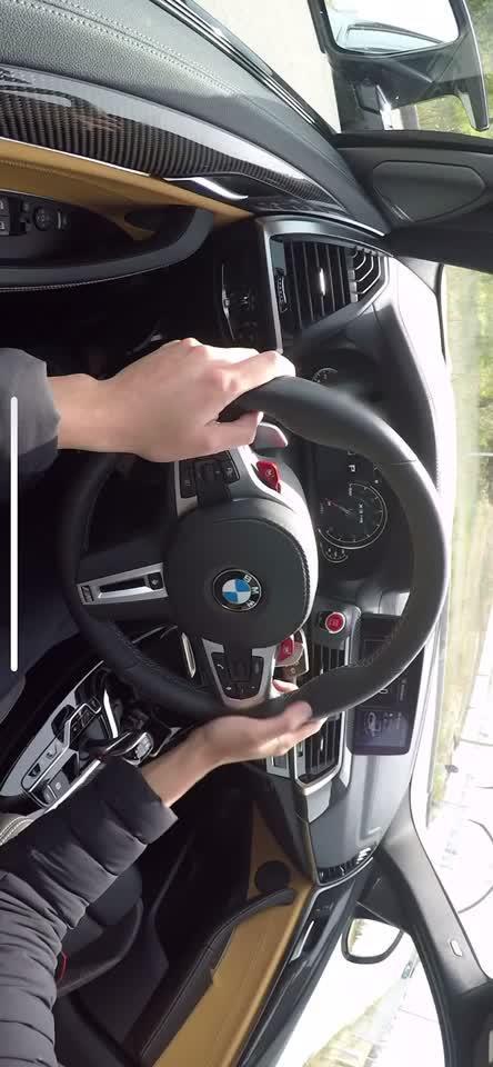 宝马x3 m BMWX3Mcomptition这车声浪在车外听不错，车内听不到，隔音不错!
